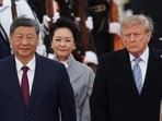  Chinese President Xi Jinping, First lady of China Peng Liyuan, U.S. President Donald Trump, and First Lady Melania Trump walk on the red carpet during an arrival ceremony on September 23, 2026, at Joint Base Andrews, Maryland. ( AFP)