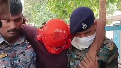 Security personnel carry an accused allegedly involved in the harassment of a boy and a girl by the roadside, in Jamui, Bihar. (Hindustan Times)