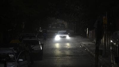 A dark stretch near Moolchand in Delhi. (Sanchit Khanna/HT Photo)