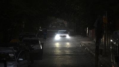 A poorly lit stretch near Lady Shri Ram College (LSR), close to Aastha Kunj park, on Wednesday. (Sanchit Khanna/HT Photo) A poorly lit stretch near Lady Shri Ram College (LSR), close to Aastha Kunj park, on Wednesday. (Sanchit Khanna/HT Photo)