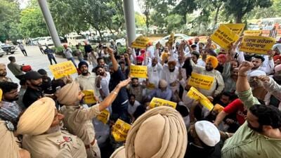 AAP activists staging a demonstration outside the GMADA office in Mohali on Thursday while ED officials were inside. (Ravi Kumar/HT)