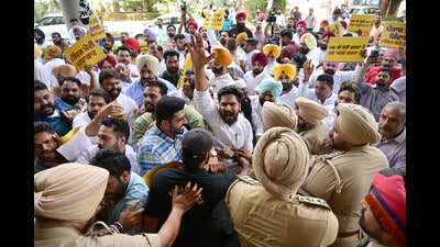 AAP supporters protesting against the Enforcement Directorate raid at the GMADA office in Mohali on Thursday. (Ravi Kumar/HT) AAP supporters protesting against the Enforcement Directorate raid at the GMADA office in Mohali on Thursday. (Ravi Kumar/HT)