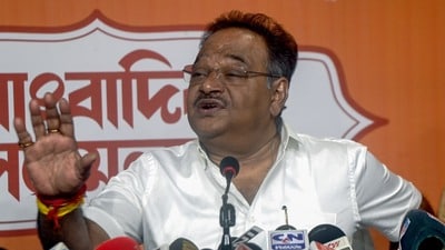 শমীকের বক্তব্য, প্রতিরক্ষা ক্ষেত্রে উৎপাদন বাড়ানোর যে লক্ষ্য কেন্দ্র নিয়েছে, তার অংশীদার হতে পারে পশ্চিমবঙ্গও। (saikat paul) শমীকের বক্তব্য, প্রতিরক্ষা ক্ষেত্রে উৎপাদন বাড়ানোর যে লক্ষ্য কেন্দ্র নিয়েছে, তার অংশীদার হতে পারে পশ্চিমবঙ্গও। (saikat paul)