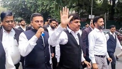 New Delhi Bar Association (NDBA) members stage a protest march at India Gate Circle against amended traffic challan rules under Rule 167 of the Central Motor Vehicles Rules, 1989, in New Delhi on Monday. (ANI Video Grab) (ANI Video Grab)