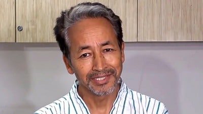 লাদাখে পরিবেশকর্মী সোনম ওয়াংচুকের ডাকে প্রতীকী পদযাত্রায় কক়রোচ জনতা পার্টি (সিজেপি)-র কোনও বড় নেতাই যোগ দেননি। (HT_PRINT) লাদাখে পরিবেশকর্মী সোনম ওয়াংচুকের ডাকে প্রতীকী পদযাত্রায় কক়রোচ জনতা পার্টি (সিজেপি)-র কোনও বড় নেতাই যোগ দেননি। (HT_PRINT)