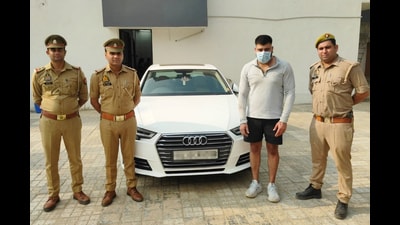 Ghaziabad police personnel with one of the accused on Thursday. (Sakib Ali/Hindustan Times)