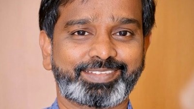 অধ্যাপকের পাশে দাঁড়িয়ে সওয়াল প্রাক্তন IIT বোর্ড প্রধানের (সৌজন্যে এক্স ) অধ্যাপকের পাশে দাঁড়িয়ে সওয়াল প্রাক্তন IIT বোর্ড প্রধানের (সৌজন্যে এক্স )