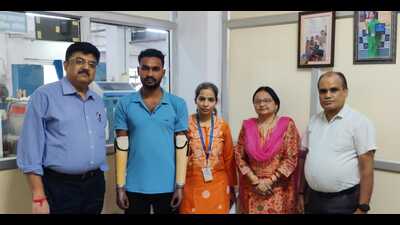 Neeraj Yadav, 22, of Bhadohi with the medical team (HT Photo)