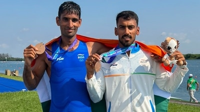 Indian rowers Satnam Singh and Salman Khan pose with their bronze medal (PTI)