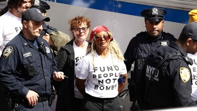 New York City Police Department (NYPD) officers detain US actress Susan Sarandon (C) and other pro-Palestinian demonstrators who were blocking First Avenue near the United Nations headquarters building, ahead of Israel's Prime Minister Benjamin Netanyahu's address to the 81st United Nations General Assembly in New York on September 24, 2026. (Photo by CHARLY TRIBALLEAU / AFP) (AFP)