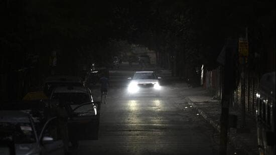 A dark stretch near Moolchand in Delhi. (Sanchit Khanna/HT Photo)