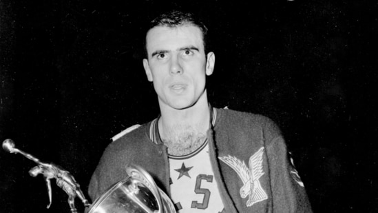 Bob Pettit has died at 93. (AP Photo/)