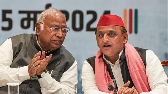 Congress president Mallikarjun Kharge and Samajwadi Party national president Akhilesh Yadav. (FILE PHOTO)
