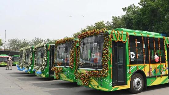 Delhi’s roads were dominated by conventional, high-floor buses, largely in the familiar yellow-and-green livery.