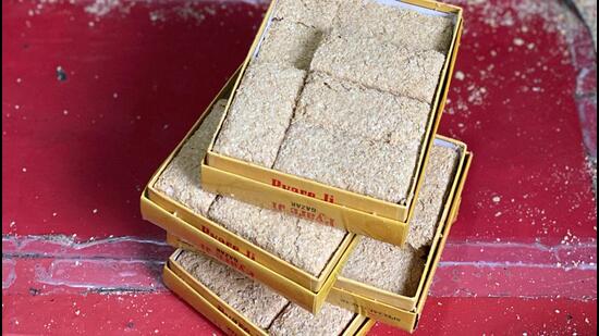 Doda barfi is easy to find in the old town, especially in the mithai shops of Sadar Bazar and Jacobpura. Made from sprouted wheat cooked in desi ghee, the sweet is cut into thick brown pieces. (HT Photo)