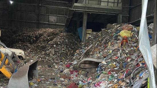 PMC fire brigade on Thursday issued notice to SWaCH waste facility at Garbage Ramp, Katraj, directing it to address fire-safety lapses within seven days. (HT)