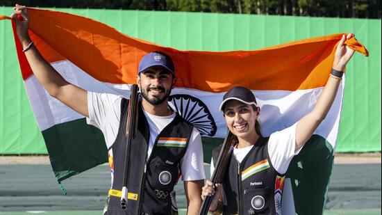 Parinaaz Dhaliwal, right, and Anantteet Singh Naruka after winning the mixed team bronze. (PTI)