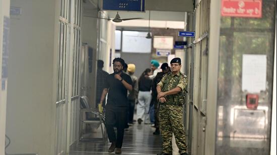 Security personnel standing guard during the Enforcement Directorate raid on the Greater Mohali Area Development Authority (GMADA) headquarters on Wednesday. (Ravi Kumar/HT)