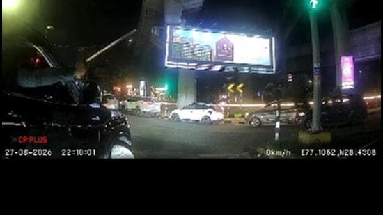The dash cam footage showed the suspect taking out a rod and using it to smash the headlights of the women’s car. (HT)