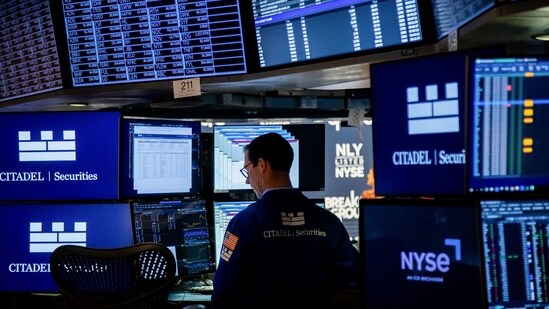 US stocks fall as 10-year Treasury yield hits 2007 levels (Bloomberg)
