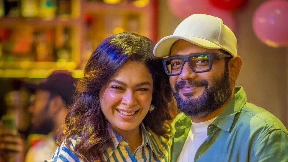স্বামীকে নিয়ে মজার পোস্ট ইমনের