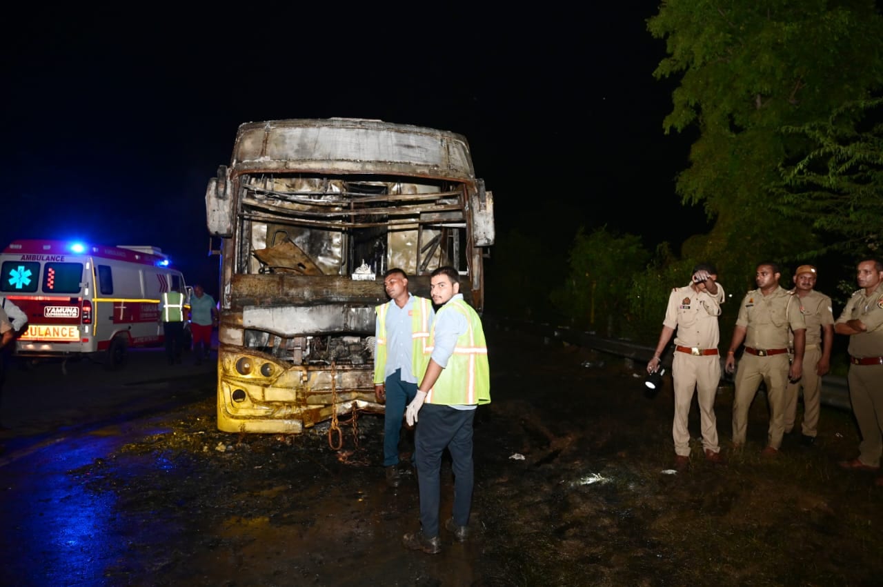 A double-decker Volvo bus packed with passengers caught fire about a kilometer before the Jewar Greater Noida toll plaza. (Sunil Ghosh/ HT) A double-decker Volvo bus packed with passengers caught fire about a kilometer before the Jewar Greater Noida toll plaza. (Sunil Ghosh/ HT)