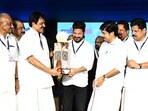 అవార్డును స్వీకరిస్తున్న సీఎం రేవంత్ 