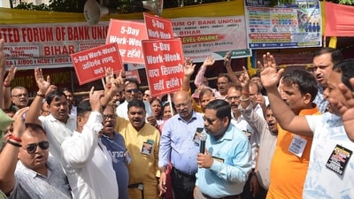 Members of the United Forum of Bank Unions (UFBU) raise slogans ahead of a three-day nationwide bank strike at Gardanibagh in Patna, Bihar, India. (Antosh Kumar/ HT photo)