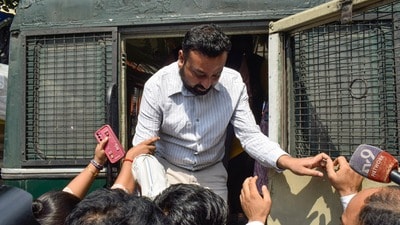 তোলাবাজি কাণ্ডে এবার নাম উঠল আইপ্যাক কর্তা প্রতীক জৈনের তৎকালীন আপ্ত সহায়ক সৌম্যজিৎ সেনেরও। (saikat paul) তোলাবাজি কাণ্ডে এবার নাম উঠল আইপ্যাক কর্তা প্রতীক জৈনের তৎকালীন আপ্ত সহায়ক সৌম্যজিৎ সেনেরও। (saikat paul)