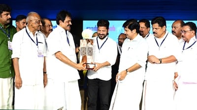 అవార్డును స్వీకరిస్తున్న సీఎం రేవంత్ అవార్డును స్వీకరిస్తున్న సీఎం రేవంత్