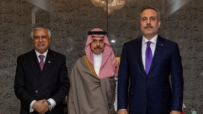 Turkey's Foreign Minister Hakan Fidan (Right) meets with Pakistan's Deputy Prime Minister and Foreign Minister Mohammad Ishaq Dar (Left) and Saudi Arabia's Foreign Minister Prince Faisal bin Farhan Al Saud (REUTERS)