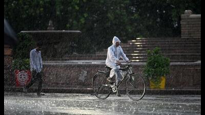 In Lucknow, the IMD forecast overcast conditions, strong surface winds and intermittent spells of rain or thundershowers. (Deepak Gupta/HT Photo) In Lucknow, the IMD forecast overcast conditions, strong surface winds and intermittent spells of rain or thundershowers. (Deepak Gupta/HT Photo)