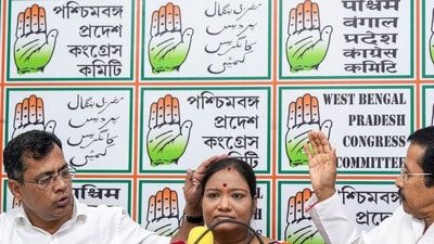 শুক্রবার নন্দীগ্রাম বাজারে মিলন প্রধানের স্ত্রীর একটি সভা করার কথা ছিল। (PTI) শুক্রবার নন্দীগ্রাম বাজারে মিলন প্রধানের স্ত্রীর একটি সভা করার কথা ছিল। (PTI)