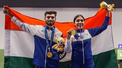 ১০ মিটার এয়ার পিস্তল মিক্সড টিম ইভেন্টে সোনা জিতে ভারতের পদক তালিকায় নতুন আলো জ্বাললেন কমলজিৎ ও সুরুচি ইন্দের সিং। (PTI)