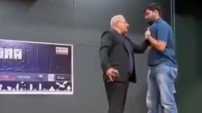 কৌতুকাভিনেতা সামনেই ছাত্রের কলার চেপে ধরলেন অধ্যাপক! (সৌজন্যে এক্স )