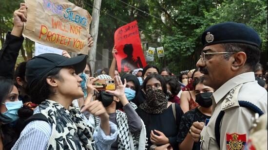 A Lady Shri Ram College (LSR) student argues with a police officer during "Call for Solidarity March" over the gang rape of a 17-year-old girl near Aastha Kunj at National Park, in New Delhi on Wednesday (ANI)