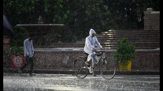In Lucknow, the IMD forecast overcast conditions, strong surface winds and intermittent spells of rain or thundershowers. (Deepak Gupta/HT Photo)