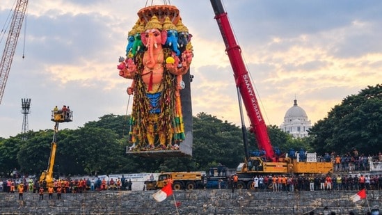 హుస్సేన్‌సాగర్‌లో ఖైరతాబాద్ బడా గణేశుడి నిమజ్జనం