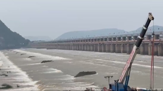 ప్రకాశం బ్యారేజీ నుంచి నీటి విడుదల