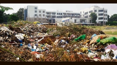 A heap of garbage dumped in a plot behind a private school in Ludhiana on Saturday. (Gurpreet Singh/HT) A heap of garbage dumped in a plot behind a private school in Ludhiana on Saturday. (Gurpreet Singh/HT)