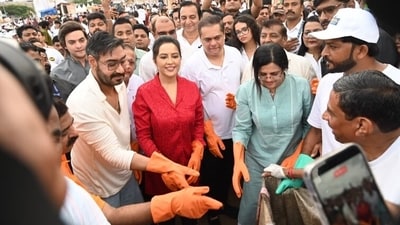 Actor Ajay Devgn with Amruta Fadnavis during the Juhu Beach clean-up drive (Instagram/my_bmc)