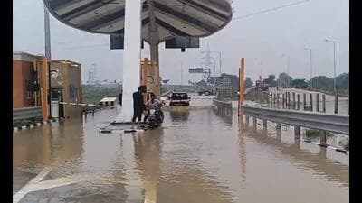 Bashiratganj toll plaza in Unnao on Saturday (X) Bashiratganj toll plaza in Unnao on Saturday (X)