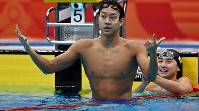 China's Zhang Zhanshuo celebrates after winning gold medal in Men's 400m Freestyle (REUTERS)