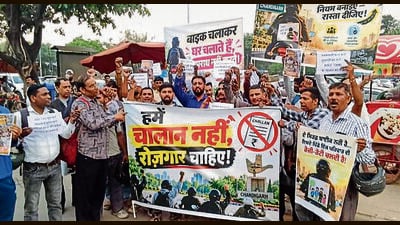 The protesters outside Elante Mall in Chandigarh on Saturday. (HT Photo)