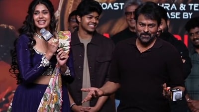 Chiranjeevi: నన్ను తొక్కేయాలని చూస్తున్నావా: స్టేజ్పైనే ఫరియాకు చిరంజీవి సెటైర్.. బాస్ తొక్కేస్తాడు ట్రోల్స్కి కౌంటర్ Chiranjeevi: నన్ను తొక్కేయాలని చూస్తున్నావా: స్టేజ్పైనే ఫరియాకు చిరంజీవి సెటైర్.. బాస్ తొక్కేస్తాడు ట్రోల్స్కి కౌంటర్