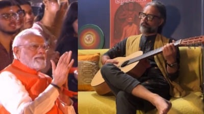 হনুমান অংশ পরিচালকের গাওয়া ভজন শুনছেন মোদী। হনুমান অংশ পরিচালকের গাওয়া ভজন শুনছেন মোদী।