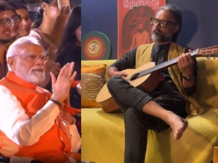 হনুমান অংশ পরিচালকের গাওয়া ভজন শুনছেন মোদী। 