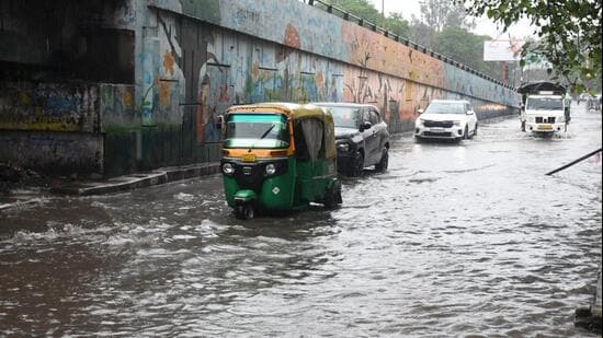 A waterlogged road in Puraniya area of Lucknow. (HT Photo)