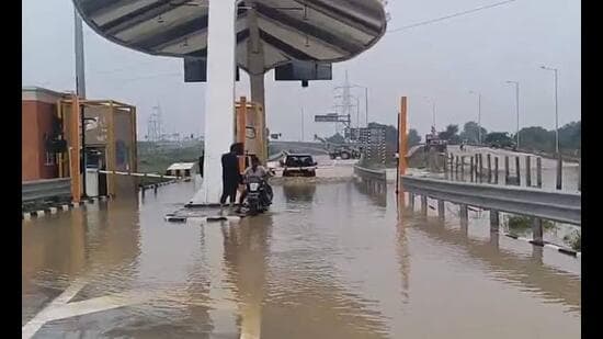Bashiratganj toll plaza in Unnao on Saturday (X)