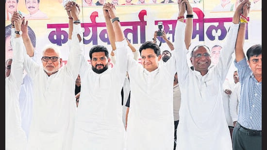 Rohtak MP Deepender Singh Hooda and other party leaders during a block workers’ conference in Hansi on Saturday. (HT File)